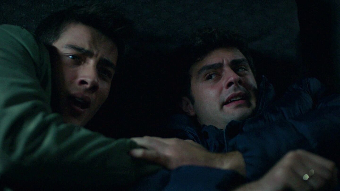 Ömer y Sarp, en peligro tras quedar atrapados en un coche de un desguace: "¡Nos va a aplastar!" 