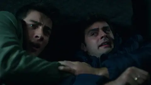 Ömer y Sarp, en peligro tras quedar atrapados en un coche de un desguace: "¡Nos va a aplastar!" Ömer y Sarp, en peligro tras quedar atrapados en un coche de un desguace: "¡Nos va a aplastar!"