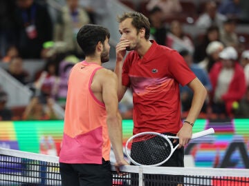 Alcaraz y Medvedev bromean en la red tras las semifinales del Abierto de Pekín