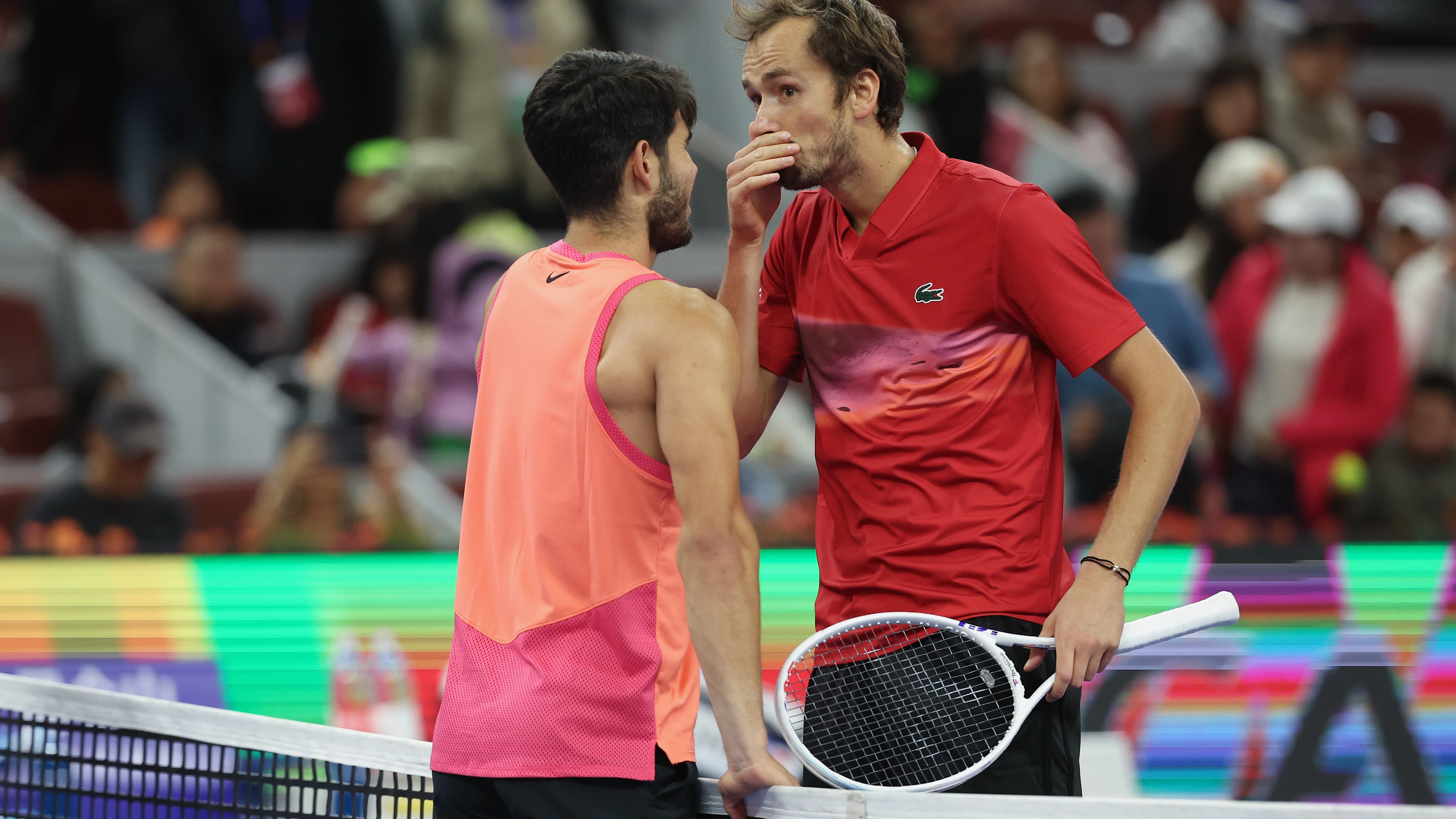 Alcaraz y Medvedev bromean en la red tras las semifinales del Abierto de Pek&iacute;n