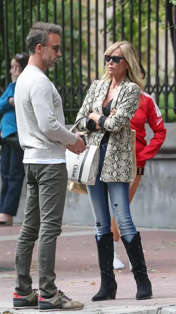 Álvaro Muñoz Escassi y Lara Dibildos en Madrid Álvaro Muñoz Escassi y Lara Dibildos en Madrid