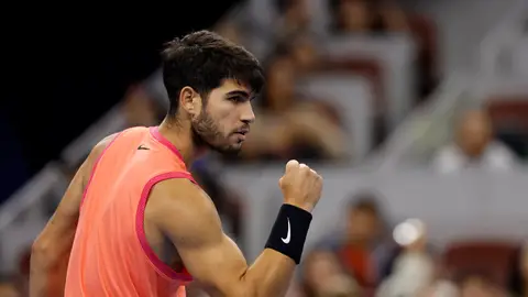 Carlos Alcaraz celebra un punto ante Medvedev en el China Open Carlos Alcaraz celebra un punto ante Medvedev en el China Open