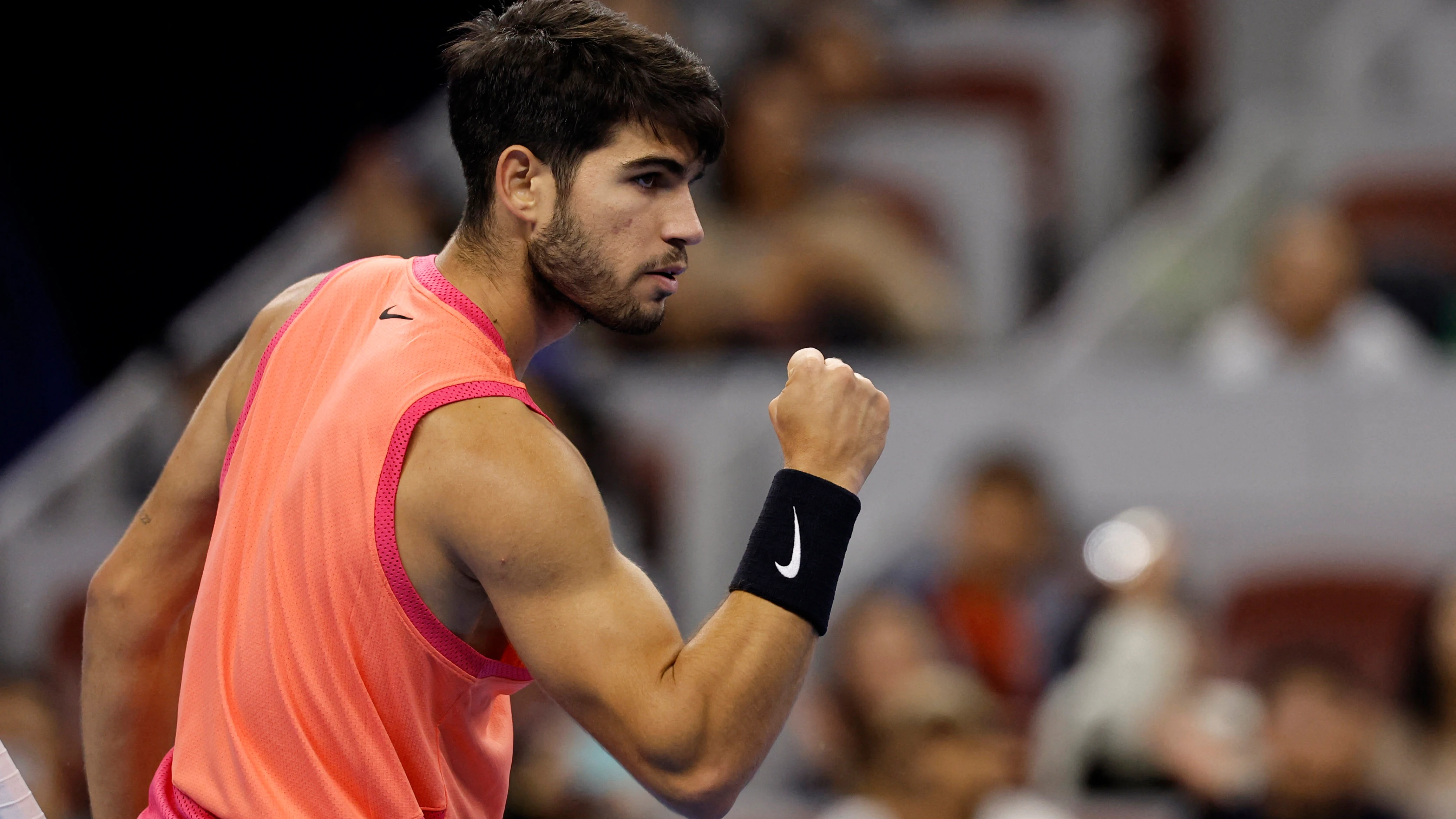 Carlos Alcaraz celebra un punto ante Medvedev en el China Open