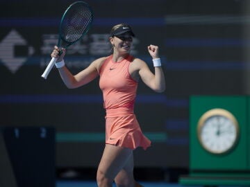 Paula Badosa celebra un punto ante Jessica Pegula en el China Open