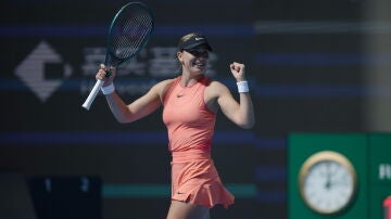 Paula Badosa celebra un punto ante Jessica Pegula en el China Open