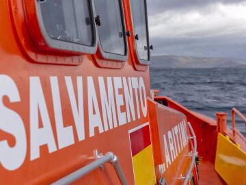 Localizan el cayuco con 60 migrantes que navegaba a la deriva cerca de El Hierro