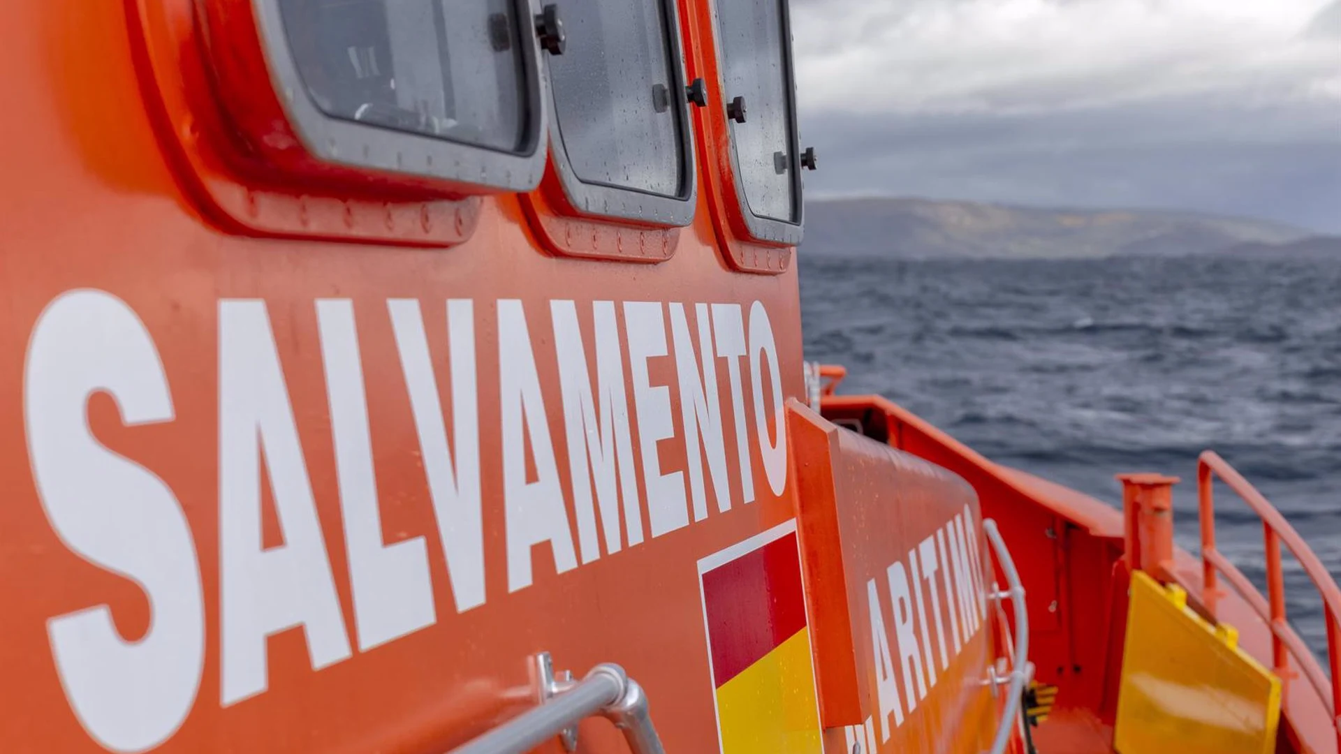 Localizan el cayuco con 60 migrantes que navegaba a la deriva cerca de El Hierro Localizan el cayuco con 60 migrantes que navegaba a la deriva cerca de El Hierro