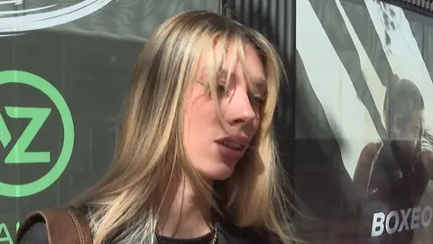 Alejandra Rubio haciendo declaraciones a la prensa Alejandra Rubio haciendo declaraciones a la prensa