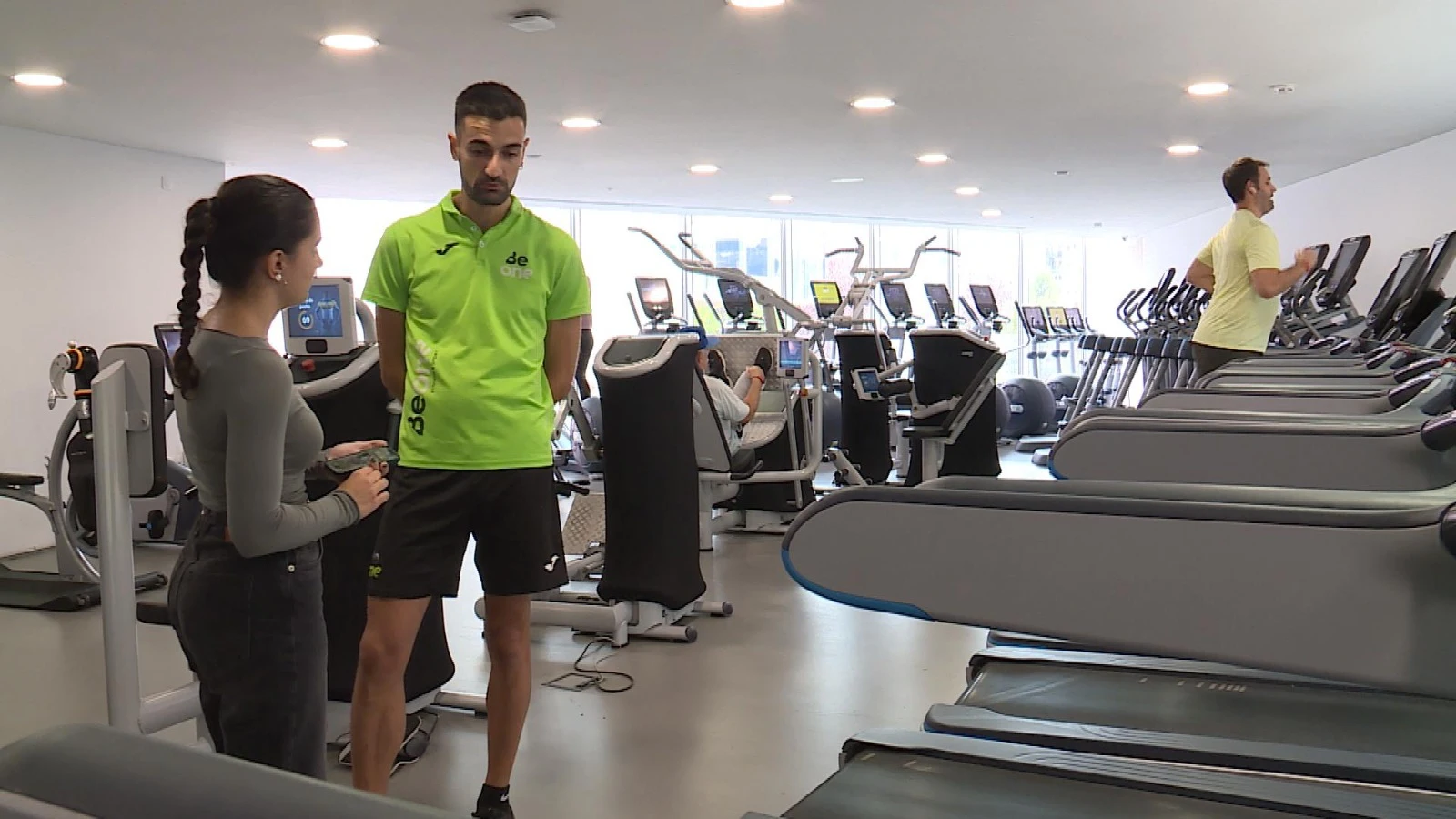 El monitor del gimnasio El monitor del gimnasio