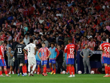 Los jugadores del Atlético y el Real Madrid en el momento de la suspensión temporal del derbi