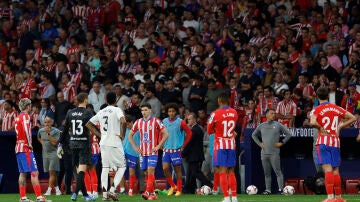 Los jugadores del Atlético y el Real Madrid en el momento de la suspensión temporal del derbi