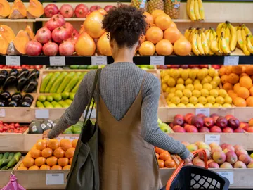 Mujer comprando en el supermercado Mujer comprando en el supermercado