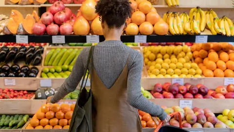 Mujer comprando en el supermercado Mujer comprando en el supermercado