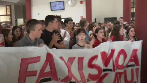Alumnos piden la expulsión de un profesor Alumnos piden la expulsión de un profesor