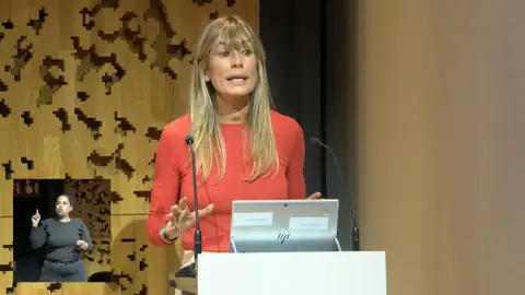 Begoña Gómez reaparece en un acto académico después de que la Audiencia de Madrid suspendiera las deliberaciones judiciales Antena3 Noticias