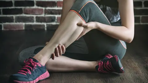 Una mujer haciendo deporte Una mujer haciendo deporte