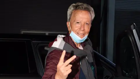 Ortega Cano posa para la prensa a la salida del hospital Ortega Cano posa para la prensa a la salida del hospital