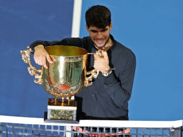 Carlos Alcaraz posa con el trofeo del China Open