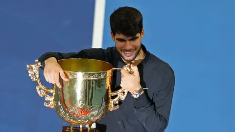 Carlos Alcaraz posa con el trofeo del China Open Carlos Alcaraz posa con el trofeo del China Open