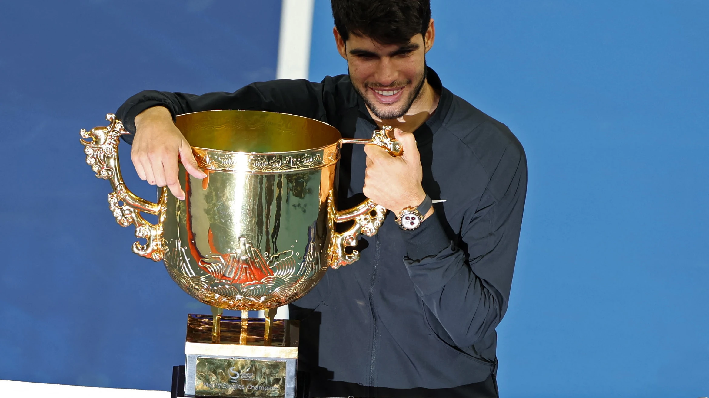 Carlos Alcaraz posa con el trofeo del China Open Carlos Alcaraz posa con el trofeo del China Open