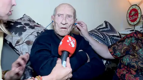 Guerra abierta en una comunidad de vecinos por su portero 'TikToker': Guerra abierta en una comunidad de vecinos por su portero 'TikToker':