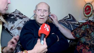 Guerra abierta en una comunidad de vecinos por defender a su portero 'TikToker'