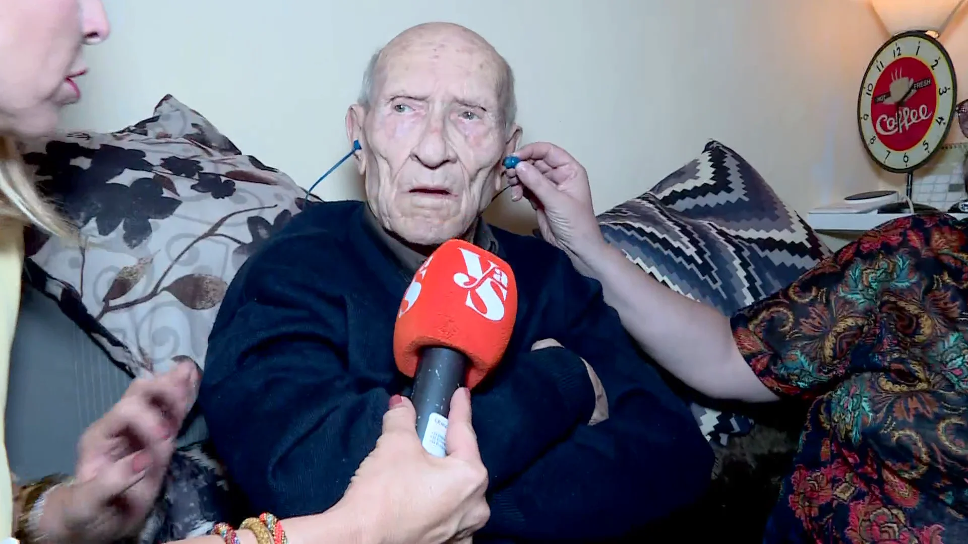 Guerra abierta en una comunidad de vecinos por su portero 'TikToker': Guerra abierta en una comunidad de vecinos por su portero 'TikToker':