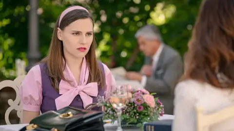 ¡Mateo y Claudia se marchan del almuerzo! Doña Inés desprecia a la joven por su acento y su trabajo de dependienta ¡Mateo y Claudia se marchan del almuerzo! Doña Inés desprecia a la joven por su acento y su trabajo de dependienta