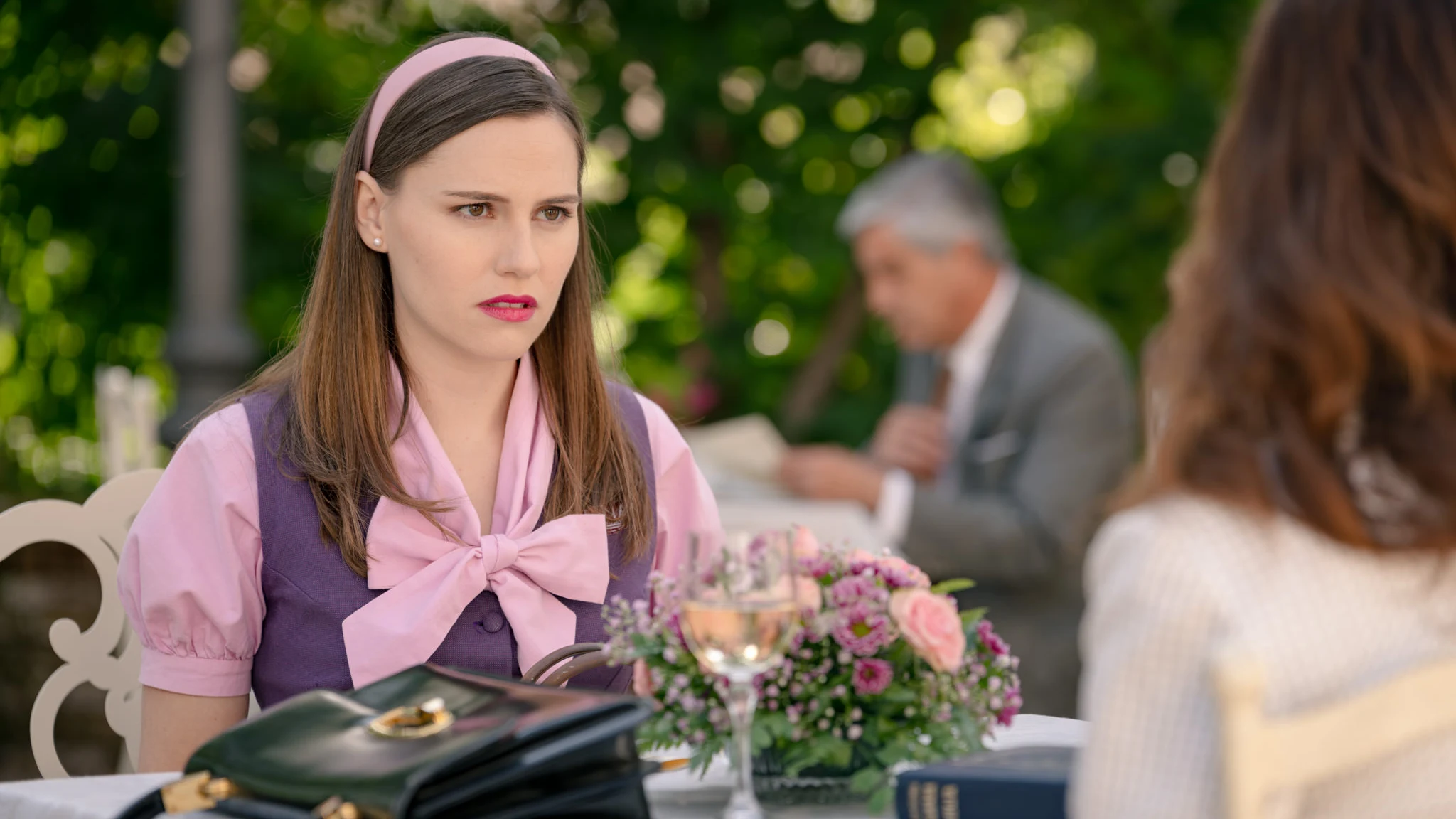 &iexcl;Mateo y Claudia se marchan del almuerzo! Do&ntilde;a In&eacute;s desprecia a la joven por su acento y su trabajo de dependienta