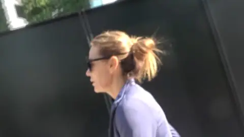 Mar Flores intenta evitar a la prensa Mar Flores intenta evitar a la prensa