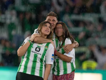 El futbolista Joaquín con sus dos hijas El futbolista Joaquín con sus dos hijas