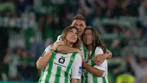 El futbolista Joaquín con sus dos hijas El futbolista Joaquín con sus dos hijas