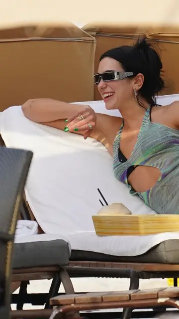 Dua Lipa con las uñas metalizadas Dua Lipa con las uñas metalizadas