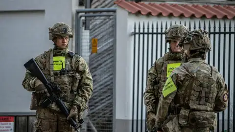 Soldados cerca de la Embajada israelí en Dinamarca Soldados cerca de la Embajada israelí en Dinamarca
