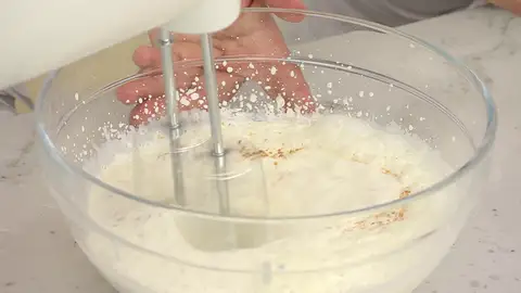 Añade el praliné y sigue montando Añade el praliné y sigue montando