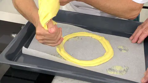 Marca un segundo anillo de choux justo dentro del primer anillo Marca un segundo anillo de choux justo dentro del primer anillo