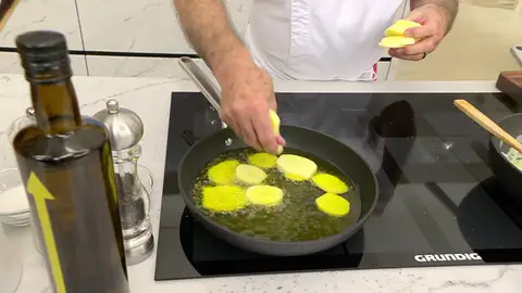 Fríe las patatas hasta que estén hechas Fríe las patatas hasta que estén hechas