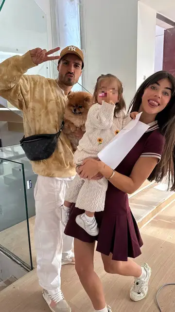 Fabio Colloricchio y Violeta Mangriñán con su hija y su perrita Fabio Colloricchio y Violeta Mangriñán con su hija y su perrita