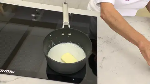 Añade la mantequilla, una pizca de sal y el azúcar Añade la mantequilla, una pizca de sal y el azúcar