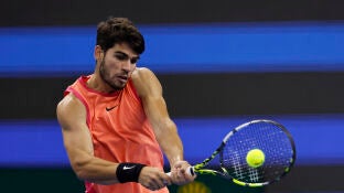 Carlos Alcaraz golpea una pelota de rev&eacute;s en el China Open 2024