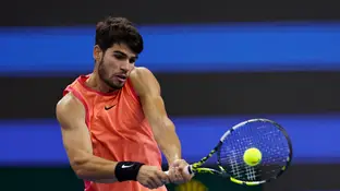Carlos Alcaraz golpea una pelota de revés en el China Open 2024 Carlos Alcaraz golpea una pelota de revés en el China Open 2024