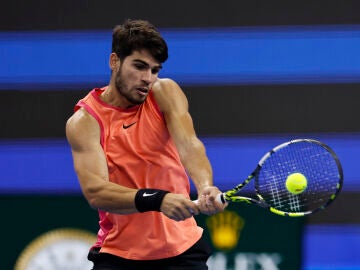 Carlos Alcaraz golpea una pelota de revés en el China Open 2024