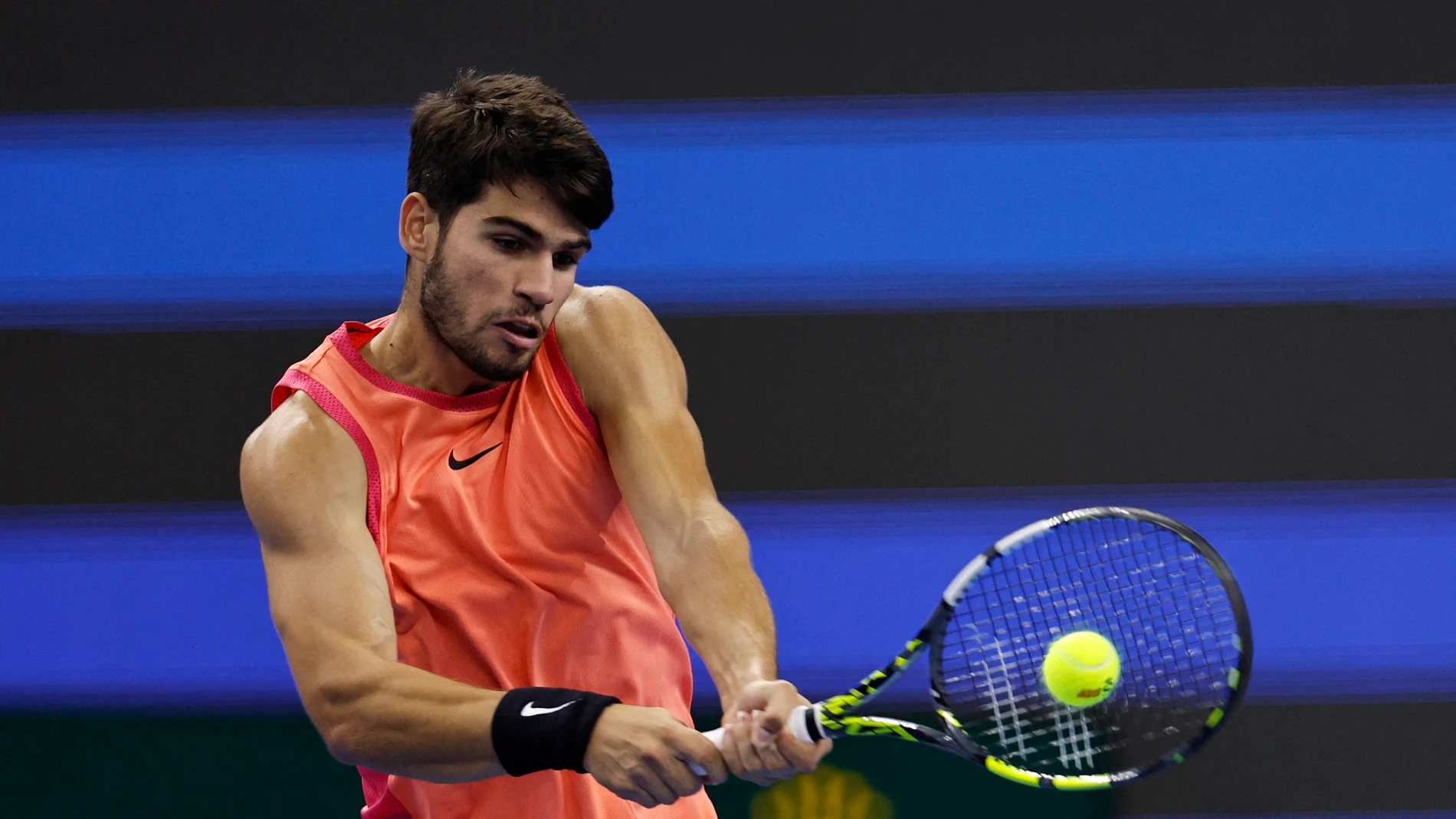Carlos Alcaraz golpea una pelota de revés en el China Open 2024 Carlos Alcaraz golpea una pelota de revés en el China Open 2024