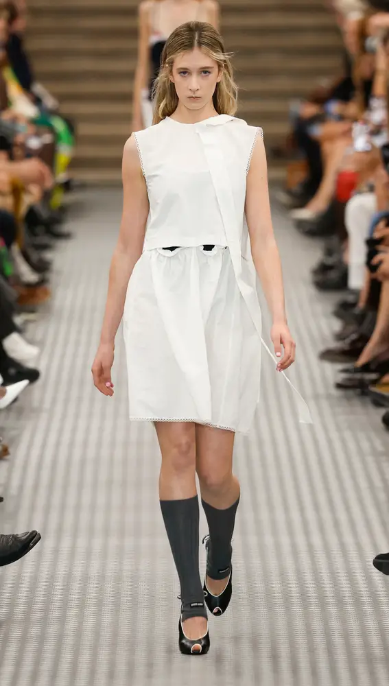 Sunday Rose, hija de Nicole Kidman, debuta como modelo para un desfile de Miu Miu en la Semana de la Moda de París Sunday Rose, hija de Nicole Kidman, debuta como modelo para un desfile de Miu Miu en la Semana de la Moda de París