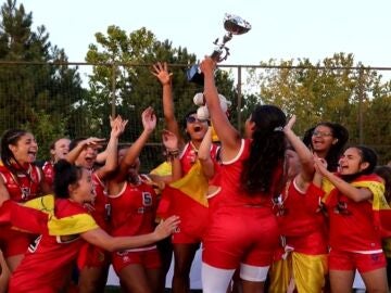 El equipo español celebrando el campeonato de Flag Football