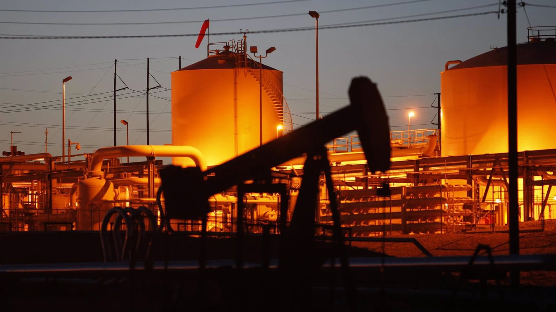 El petr&oacute;leo sube m&aacute;s de un 2% el d&iacute;a despu&eacute;s del ataque con misiles contra Israel a la espera de su respuesta