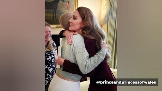Kate Middleton reaparece fundi&eacute;ndose en un abrazo con una enferma de c&aacute;ncer despu&eacute;s de finalizar la quimioterapia
