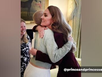 Kate Middleton reaparece fundiéndose en un abrazo con una enferma de cáncer después de finalizar la quimioterapia