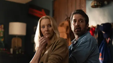 Lisa Kudrow como Lydia y Ray Romano como Paul en No Good Deed Lisa Kudrow como Lydia y Ray Romano como Paul en No Good Deed