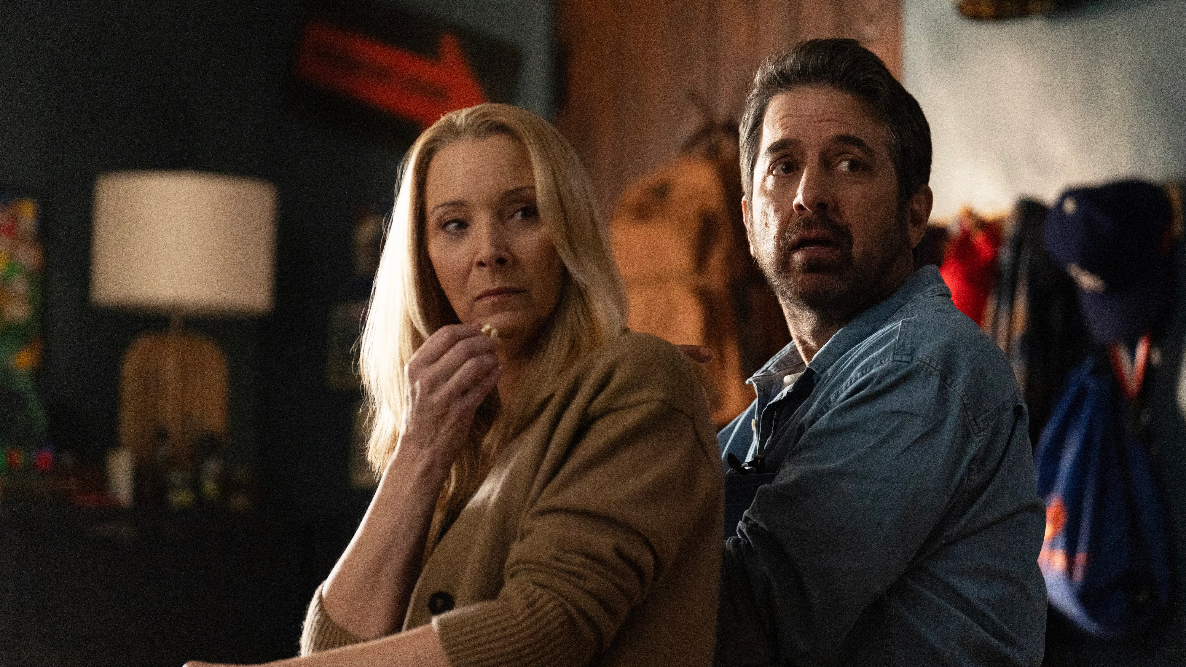 Lisa Kudrow como Lydia y Ray Romano como Paul en No Good Deed Lisa Kudrow como Lydia y Ray Romano como Paul en No Good Deed